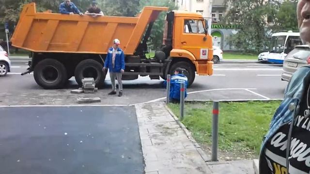 Песчаную плитку Собянин меняют обратно на асфальт. Пока локально. смотреть онлайн