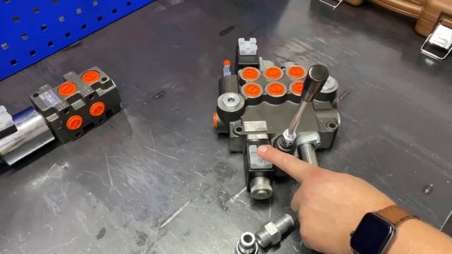 Штуцер последовательного соединения гидрораспределителей Р40 Р80 РС100 Р120. Применение смотреть онлайн