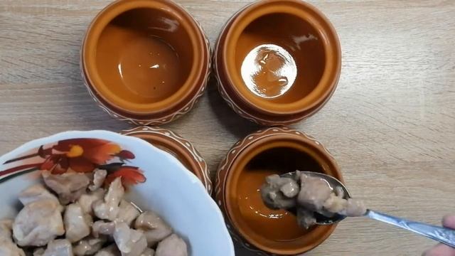Тушеные овощи с мясом в горшках. смотреть онлайн