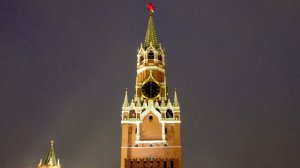 Бьют часы на Спасской башне Московского Кремля