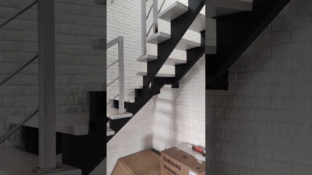 Лестница на двух косоурах с комбинированным ограждением в Воронеже. смотреть онлайн