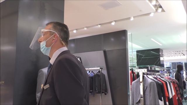 ЦУМ. Охранник напал на девушку. На следующий день, он от неё трусливо убегал. Вызвали ментов.