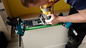 Врезка дверных петель с помощью шаблона.