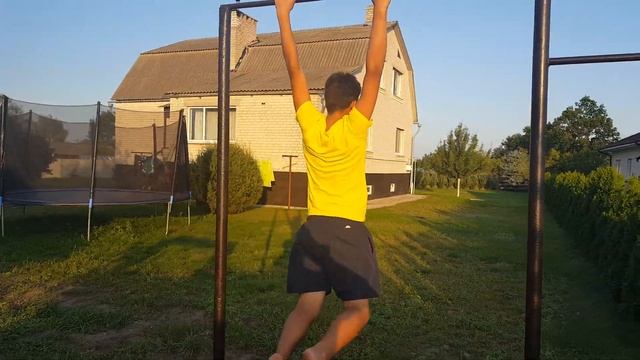 Мальчик в 12 лет ставит свой первый первый рекорд по подтягиванию.Пацан подтягиваться как взрослый. смотреть онлайн
