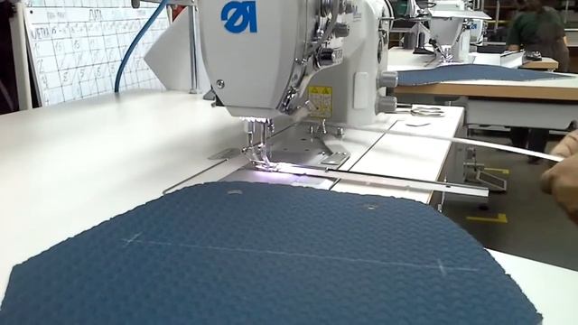 Пришивание ритенеров на швейной машине Дюркопп Адлер 867-190445 смотреть онлайн