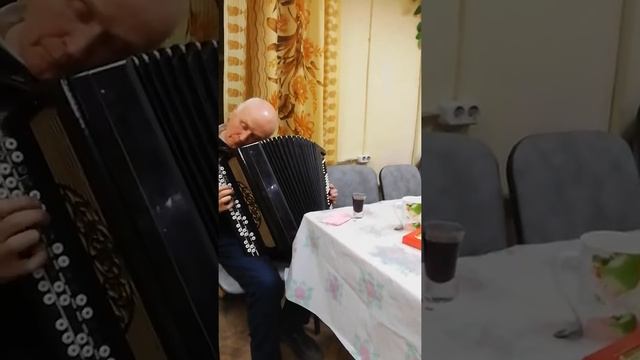 7. Руководители Хора русской песни г. Гатчина В. Сапогов и В. Козлов (ремикс, баян) смотреть онлайн