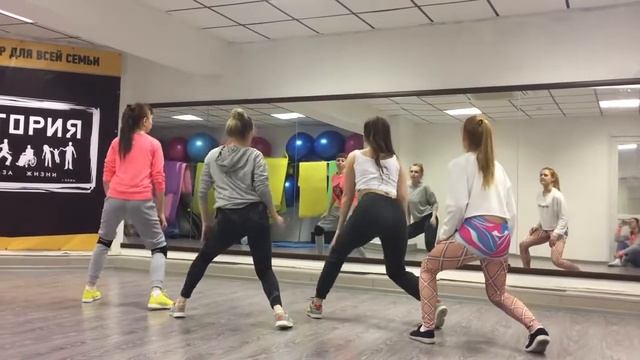 Тверк хоряга Ирады Кондратьевой, трек: Trendsetter (Mark Holiday) - Twerk Dancer смотреть онлайн