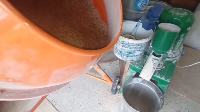 ГРАНУЛЮЄМО КРОЛЯМ З КОТАМИ КОМБІКОРМ смотреть онлайн