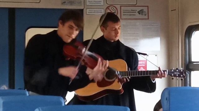 Струнные в электричке, по пути в Царское Село