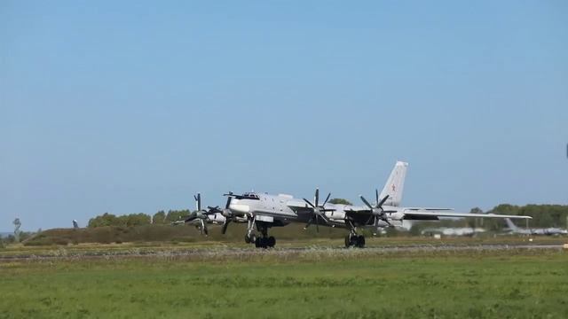 Полеты стратегических ракетоносцев Ту-95МС в рамках СКШУ «Восток-2022».mp4 смотреть онлайн