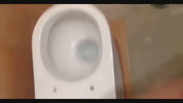 Представитель сервисного центра объясняет почему сидение унитаза не плотно прилегает