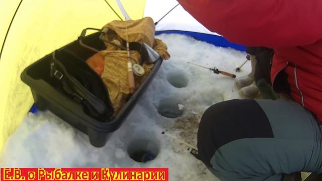 Рыбалка на зимние удочки СССР.Зимняя рыбалка.Проверяем механическую и электронную удочку СССР. смотреть онлайн