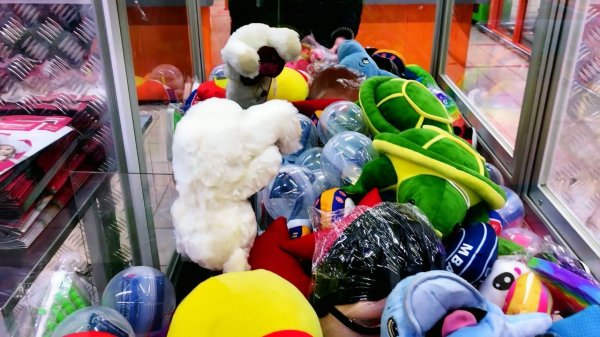 ЭТО ПОДСТАВА! Вредный медведь в Аппарате хватайка! Достаем интересные игрушки!