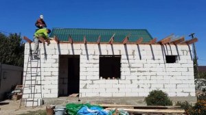 Делаем крышу пристройки с маленьким уклоном.