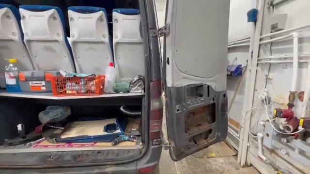 Мерседес Спринтер 906 замена капота и задних дверей. смотреть онлайн