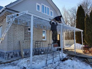 Установка навеса возле дома