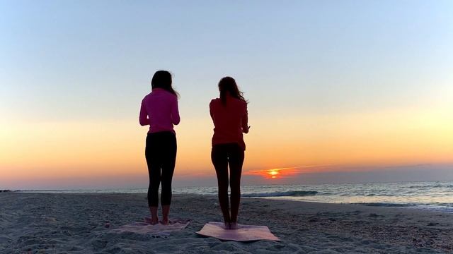 Morning yoga complex Surya Namaskar (Sun Salutation) / Ранковий йога комплекс асан "Сур'я Намаскар" смотреть онлайн