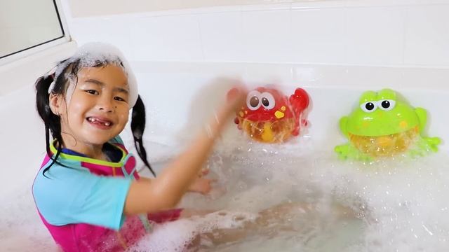 Bath Song | Jannie Pretend Play Nursery Rhymes & Kids Songs - Toys and Colors смотреть онлайн