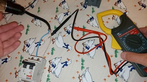 Токоизмерительные клещи. Как ими пользоваться. Как измерить напряжение и ток клещами _.mp4