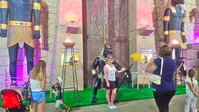 Город курорт Анапа вечером vlog. Улица Горького, парк аттракционов, прыганье на резинке, шаурма шоу смотреть онлайн