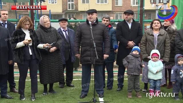 Жители дома по улице Гаджиева 192 теперь могут прогуливаться по благоустроенному двору смотреть онлайн