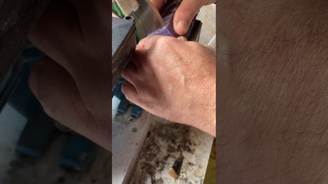 Отпилил пластину из чароита, будет классный кабошон