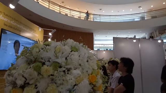 Flowerbee ~ White & Yellow Flower Arrangement