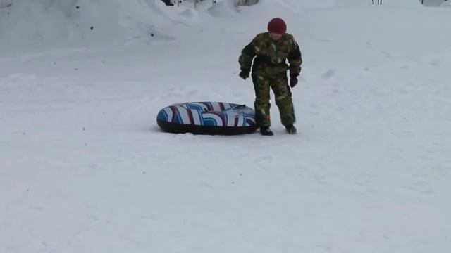 Бабушка с напарником на ватрушке мчится с горки смотреть онлайн