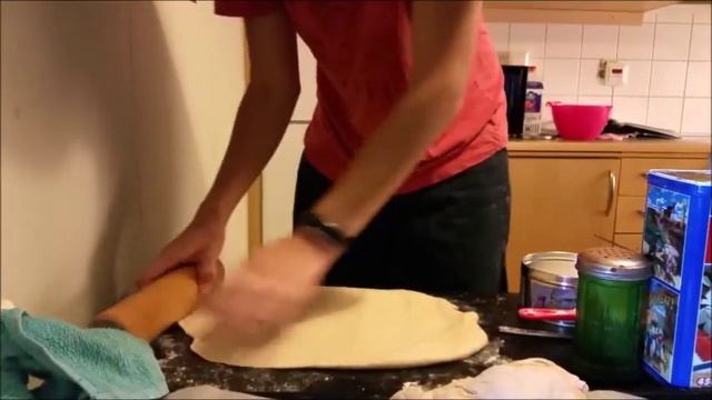 Erica & Christopher - Christopher bakar kanelbullar смотреть онлайн