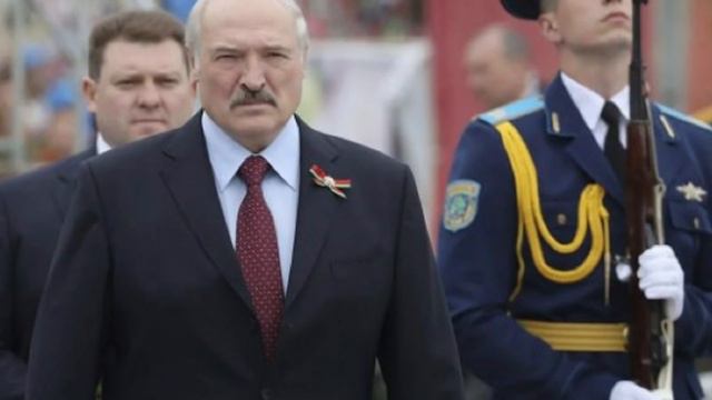 Час назад! Трудно дышать – Лукашенко скосило. Собрать вещи, Коля в истерике. Прямо в кабинете смотреть онлайн