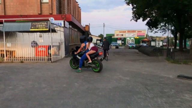 Школьница прокатилась на спортбайке и поделилась эмоциями от Kawasaki zx смотреть онлайн
