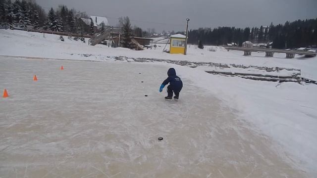 KHV#21 Тренировка по хоккею на улице в 6 лет Ч.1/Outdoor Hockey Workout Of 6 Years Old Kid