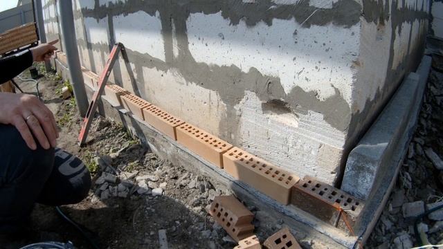 Кладка облицовочного кирпича. Первый ряд. смотреть онлайн