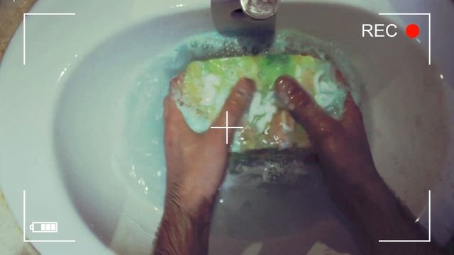 Много Пены . Получение пены из Губка + вода. смотреть онлайн