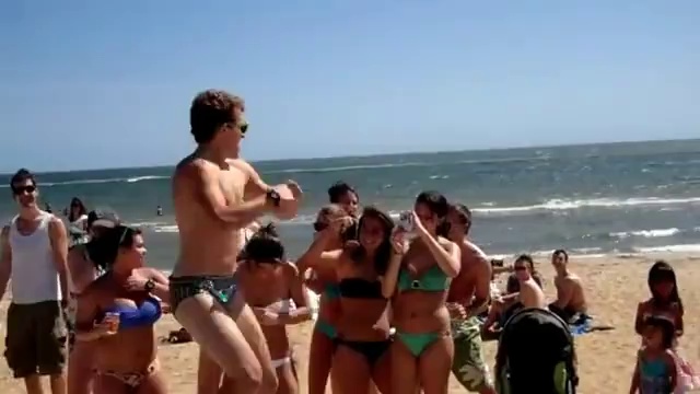 Отжигает на пляже.