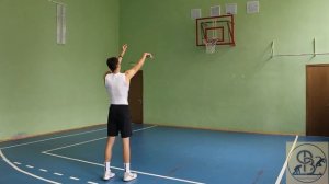 Бросок мяча одной рукой от плеча с места