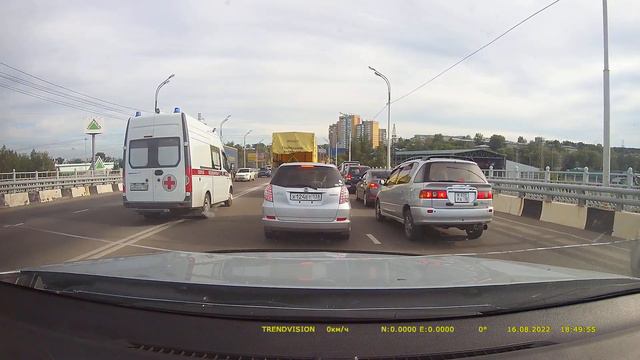 #ПДД. г.Иркутск, Езда по встречной полосе за скорой. г/н С143ММ03; Т370УР38 смотреть онлайн