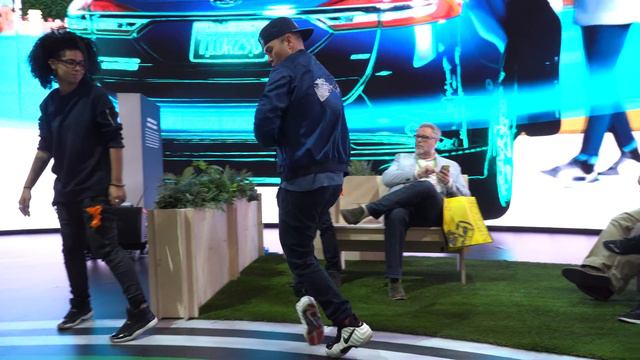 Mad Violinist, Poppin John, & Taylor at CES 2018 FORD смотреть онлайн