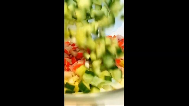 Классический, но очень вкусный крабовый салат смотреть онлайн