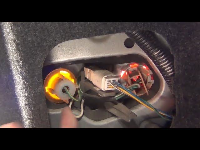 Замена лампы заднего поворотника на Toyota - Corolla смотреть онлайн