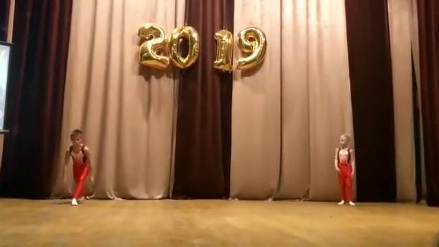 Гимнастическая композиция Дмитрий и Александр Комендант. Стихи читает Даниил Иванов. "Ко Дню Победы смотреть онлайн