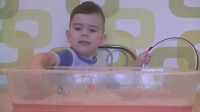 Как сделать ОГРОМНЫЕ мыльные пузыри в домашних условиях. Large bubbles at home. смотреть онлайн
