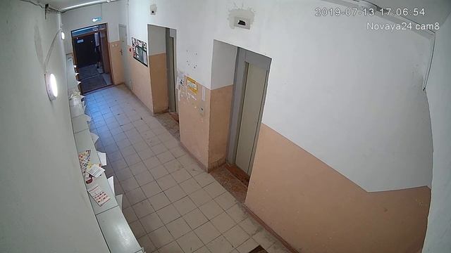 УЖАС!!!Мальчик писал в подъезде смотреть онлайн