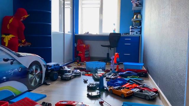 Марк как Супергерой играет с Игрушками и Новыми Машинками смотреть онлайн