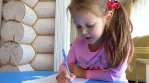 О чем думает голова Амельки? Амелия Замечталась пока делала домашнее задание!