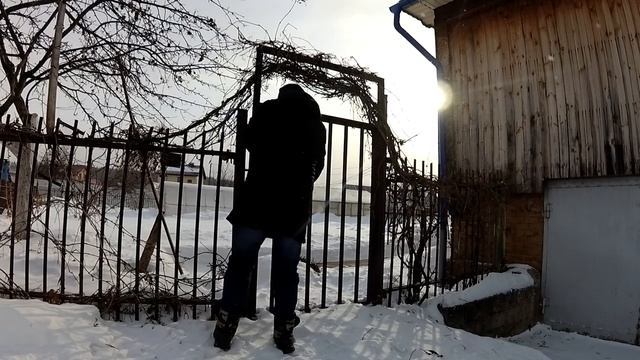 С КРЫШИ ДАЧНОГО ДОМА СОШЁЛ СНЕГ