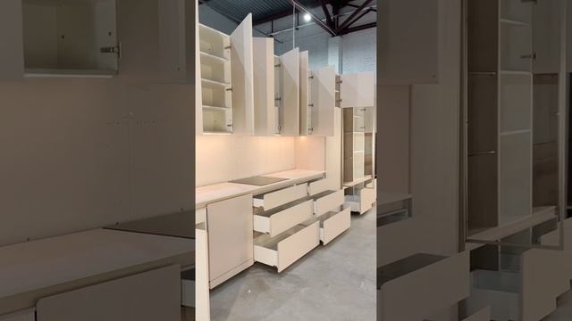 Hamiltoun кухня премиум-класса, натуральный шпон клен, матовая эмаль смотреть онлайн