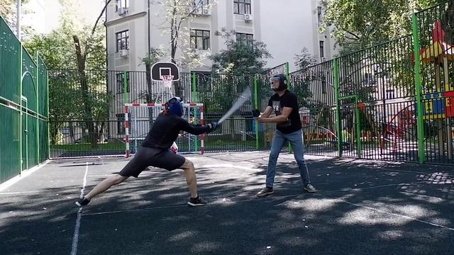 Школа фехтования катаной. Кендзюцу. Спарринг на длинных мечах в летнее время на спорт площадке смотреть онлайн