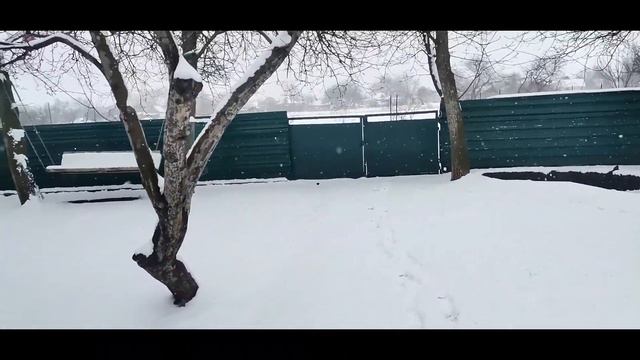 Весна. А снег идет...