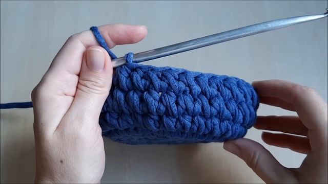 Плотный узор крючком 2 полустолбика с накидом вместе простой видеоурок. Dense Crochet Stitch смотреть онлайн